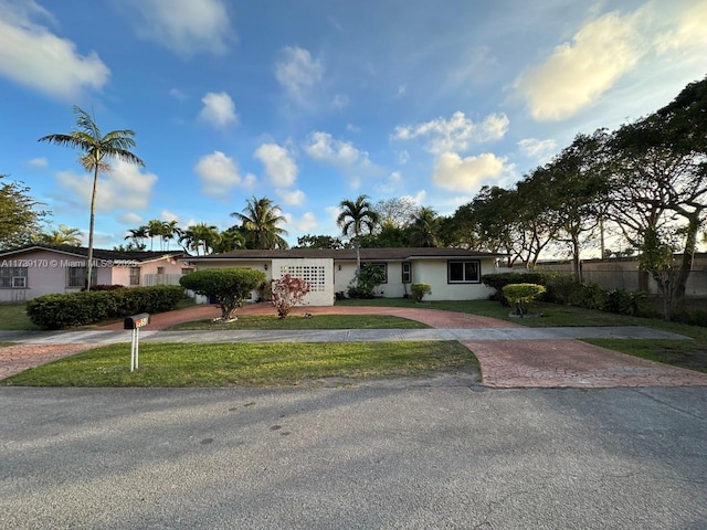 ranch-style house featuring a front yard