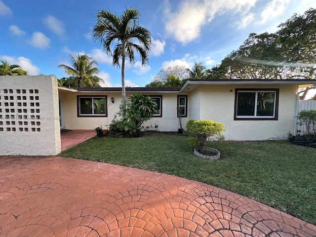 view of front of house featuring a patio and a front yard