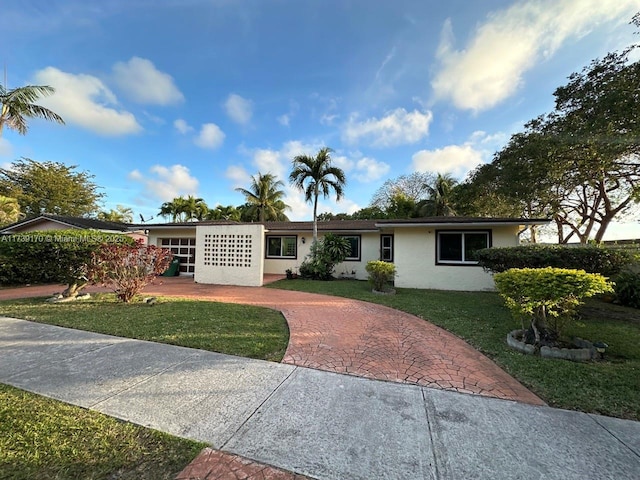 single story home featuring a front lawn