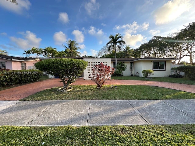 single story home featuring a front yard