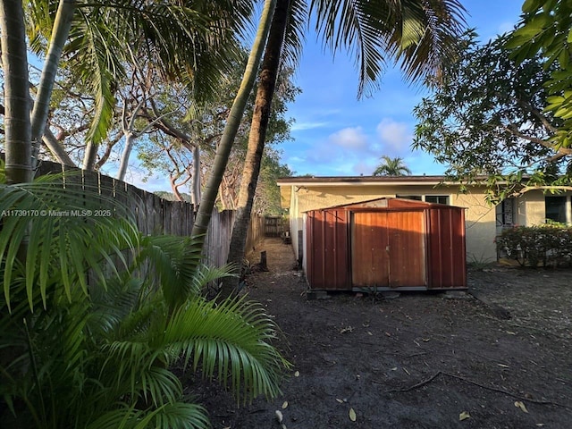 view of yard with a shed