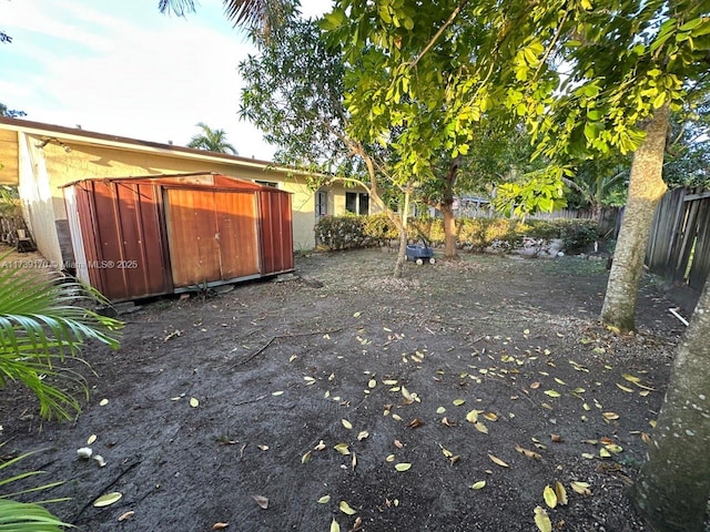 view of yard featuring a shed