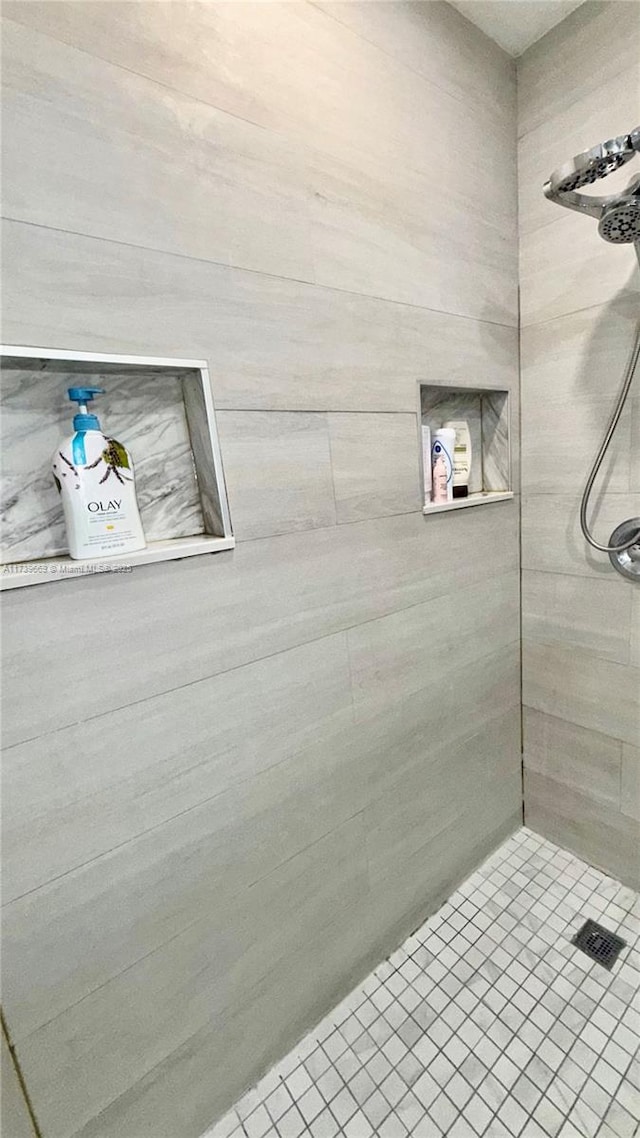 bathroom featuring a tile shower