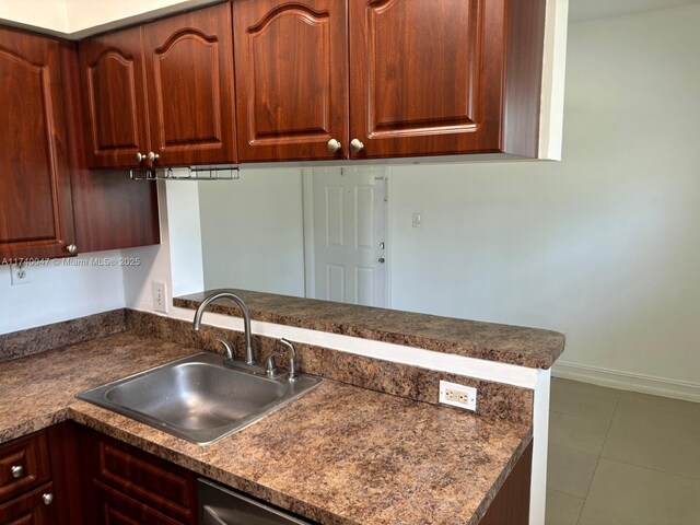 620 Cypress Club Way Unit I13, Deerfield Beach, FL 33064 - kitchen with a sink, dark countertops, a peninsula, tile patterned floors, and baseboards
