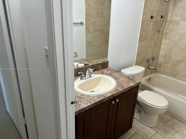 620 Cypress Club Way Unit I13, Deerfield Beach, FL 33064 - full bath with toilet, vanity, washtub / shower combination, and tile patterned flooring