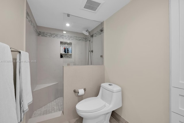 full bath with toilet, visible vents, a walk in shower, and recessed lighting