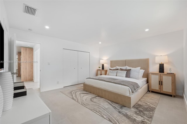 bedroom with visible vents, a closet, and recessed lighting