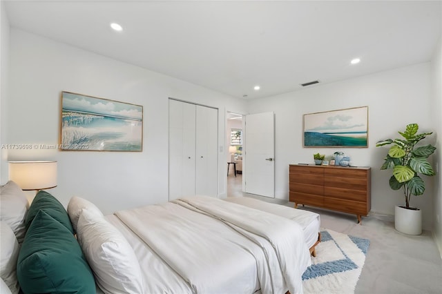 bedroom with light colored carpet, visible vents, and recessed lighting