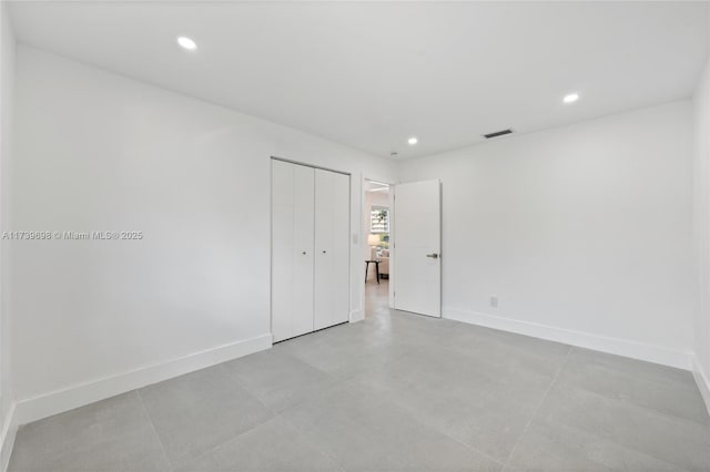 empty room with baseboards, visible vents, and recessed lighting