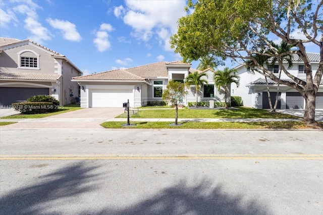 view of front of home featuring a front yard