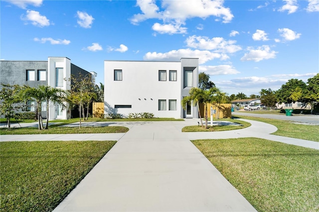 view of property's community featuring a yard