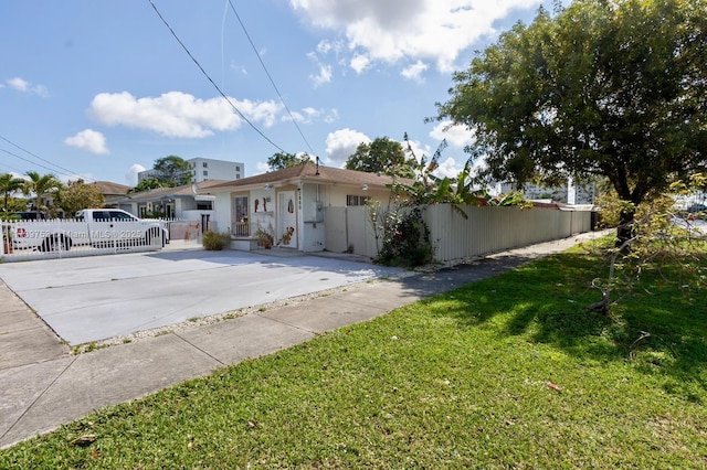 ranch-style home featuring a front lawn