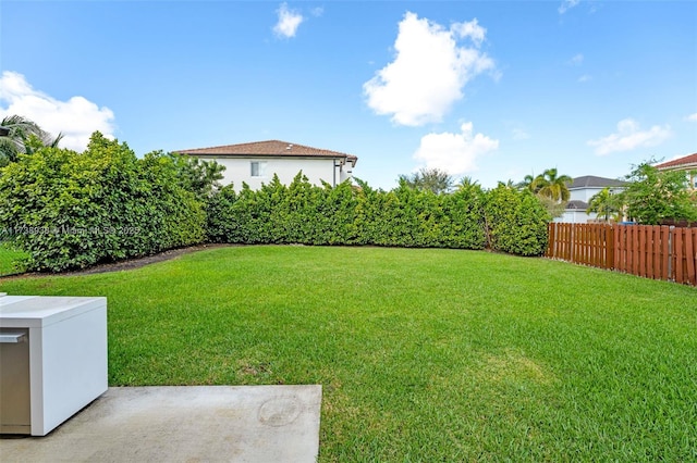 view of yard featuring fence