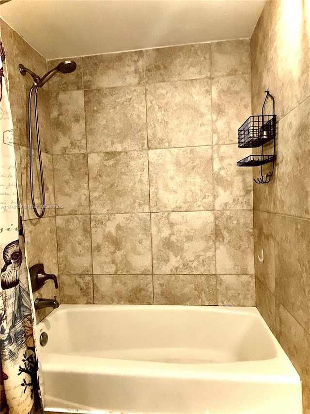 bathroom with tiled shower / bath combo