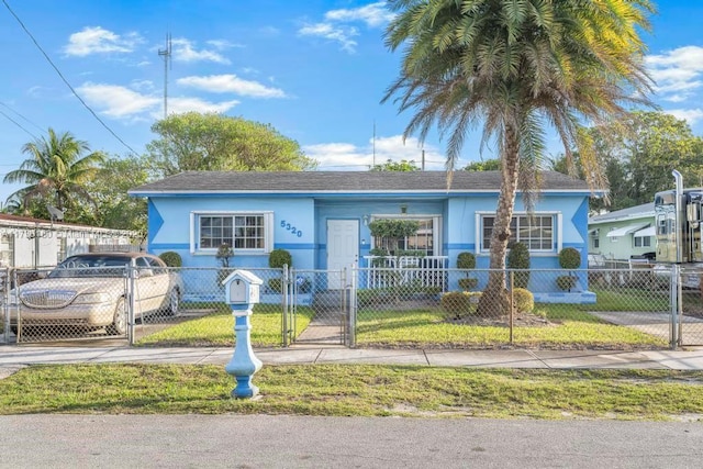 view of front of home featuring a front lawn