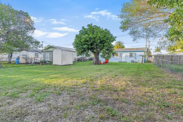 view of yard featuring a shed