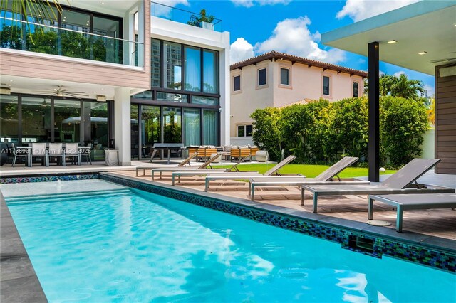 view of yard featuring outdoor lounge area and a hot tub