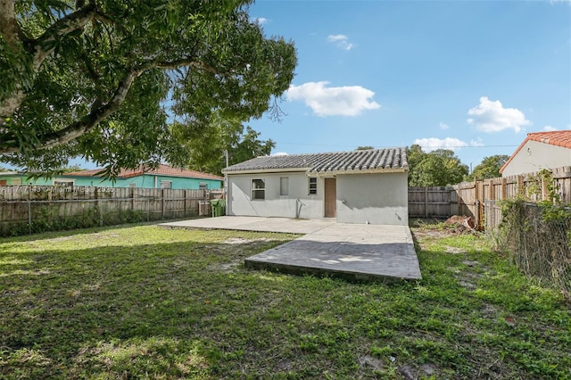 view of yard with a patio area