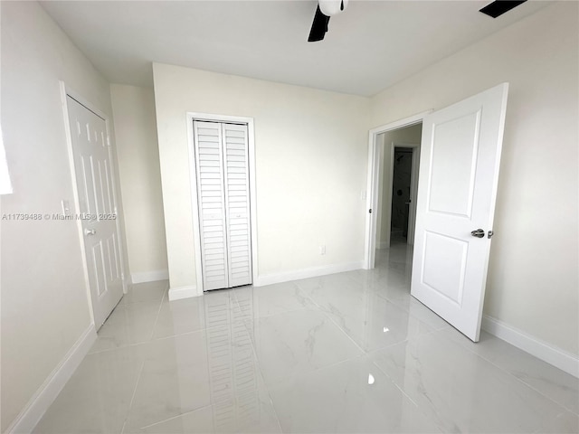 unfurnished bedroom with ceiling fan and a closet