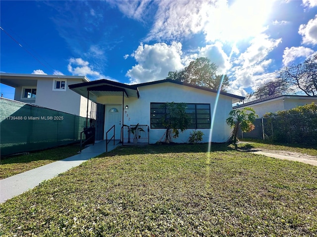 view of front of property featuring a front lawn