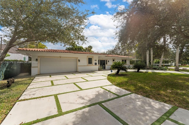 view of front facade featuring a garage and a front yard