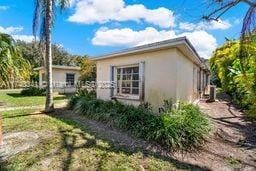 view of front of house featuring a front yard