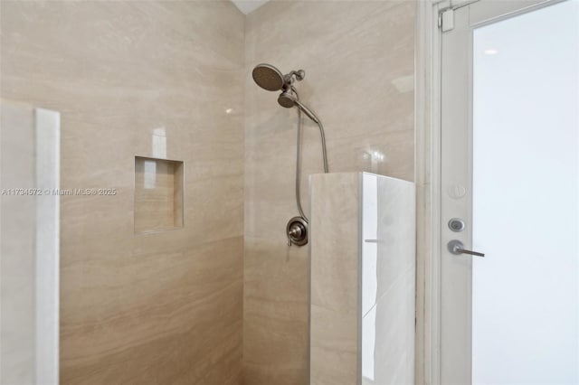 bathroom featuring a tile shower