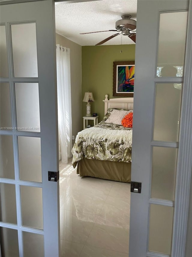 bedroom featuring ceiling fan and a textured ceiling