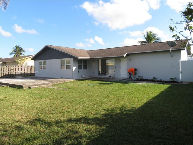 view of yard featuring a patio