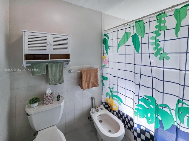 bathroom featuring toilet, tile walls, a shower with curtain, and a bidet