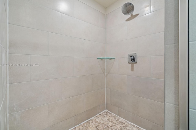 bathroom featuring a tile shower