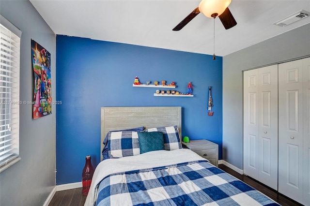 bedroom featuring ceiling fan, dark hardwood / wood-style floors, and a closet