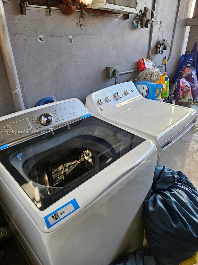 1260 NW 4th St, Miami, FL 33125 - laundry area with washer and clothes dryer