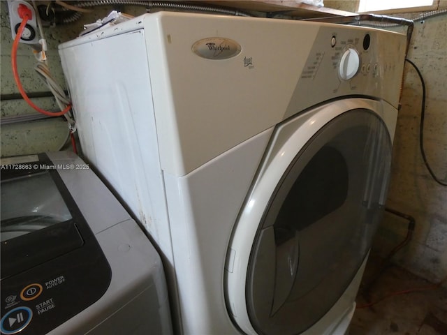 laundry room with laundry area and washing machine and dryer