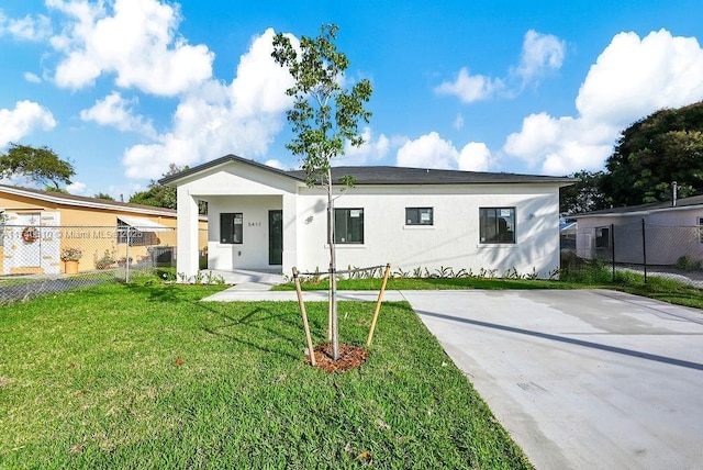 view of front of house featuring a front lawn