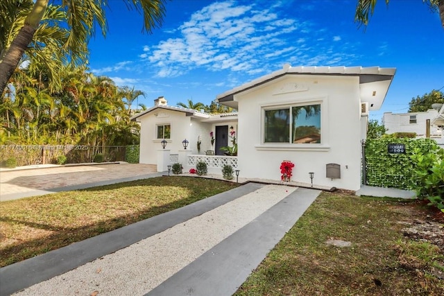 view of front of house with a front lawn