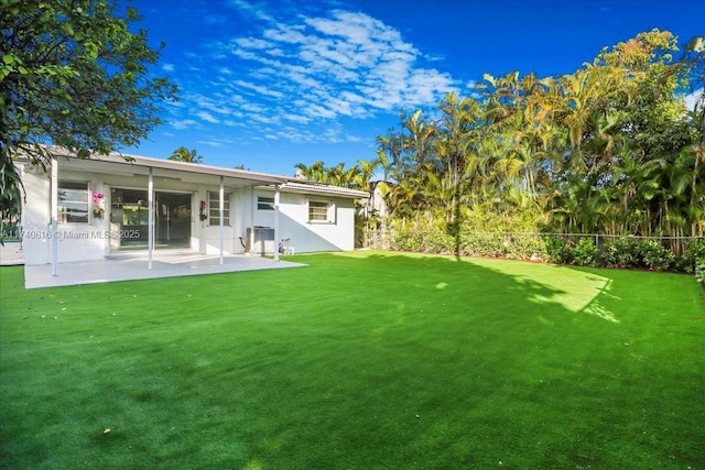 view of yard featuring a patio