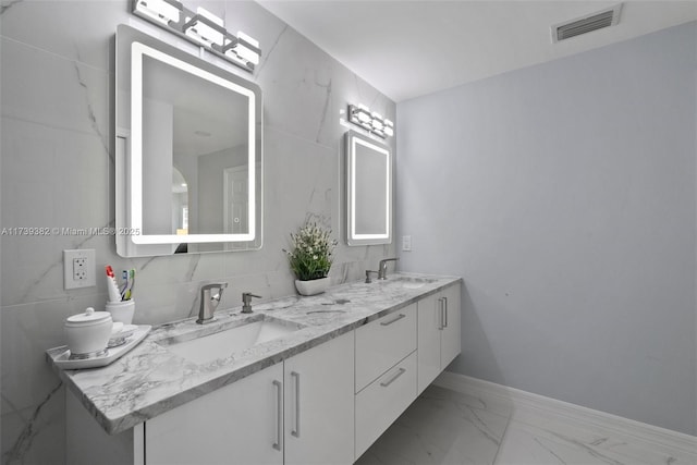 bathroom with vanity and decorative backsplash