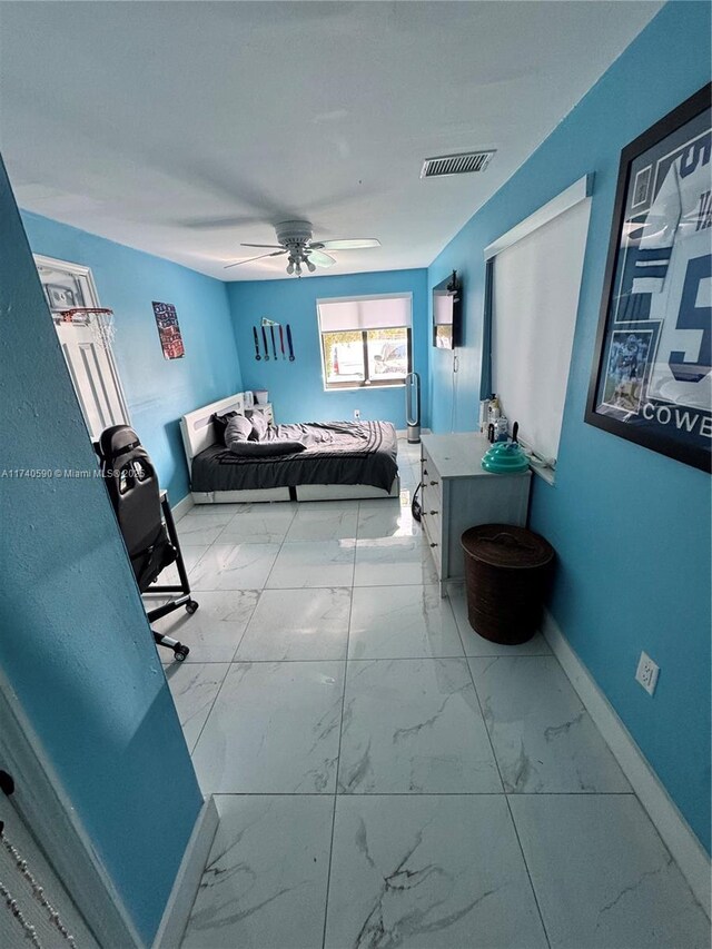 bedroom with ceiling fan