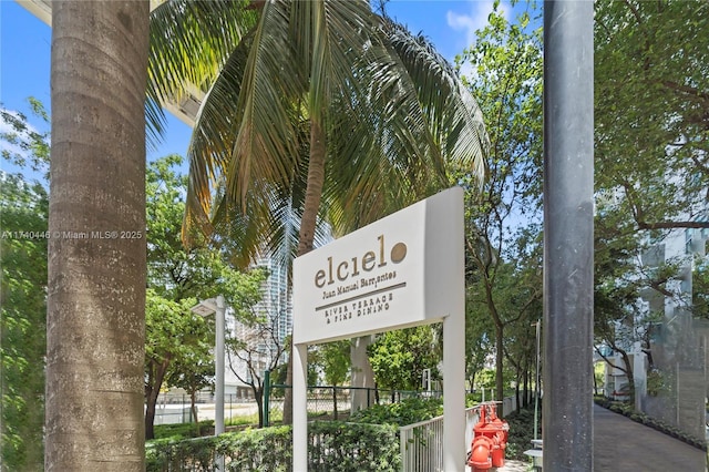 31 SE 5th St Unit 4018, Miami, FL 33131 - community sign featuring fence