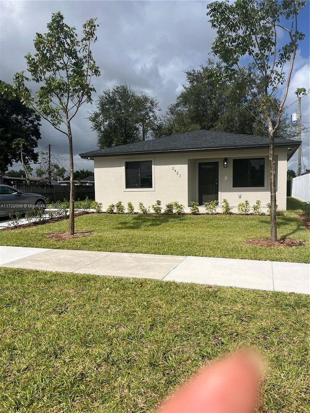 view of front of home featuring a front yard