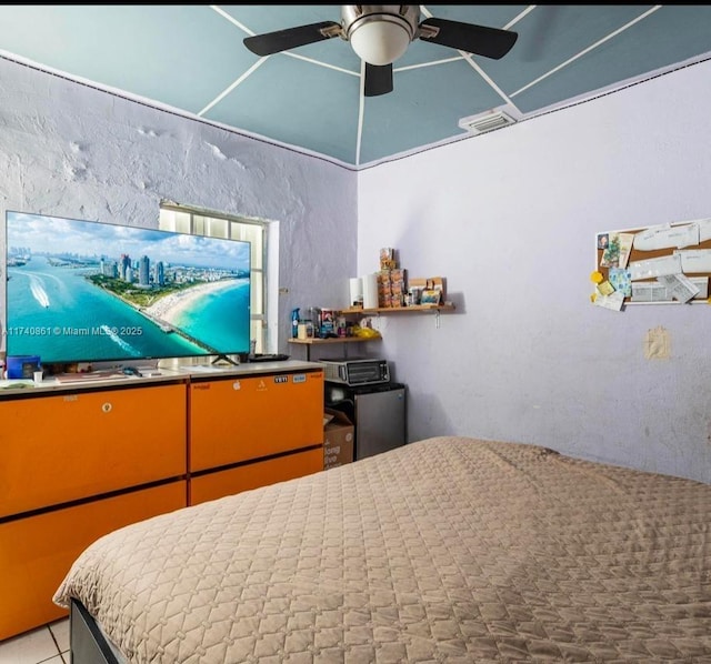 bedroom with ceiling fan