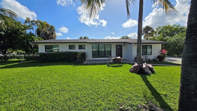 view of front facade with a front lawn