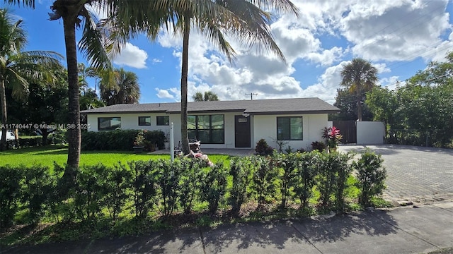 ranch-style house featuring a front lawn