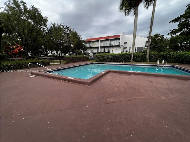 view of swimming pool