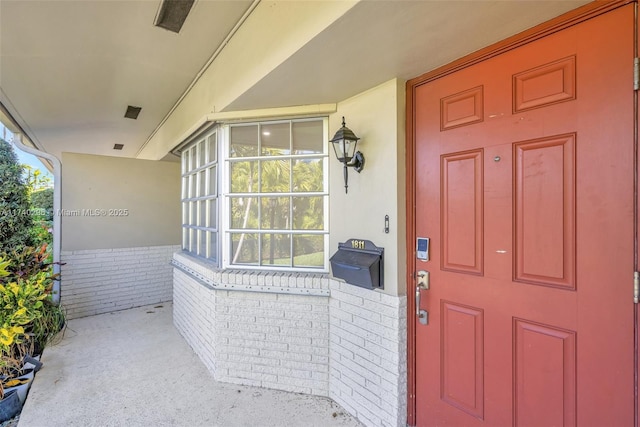 entrance to property featuring covered porch