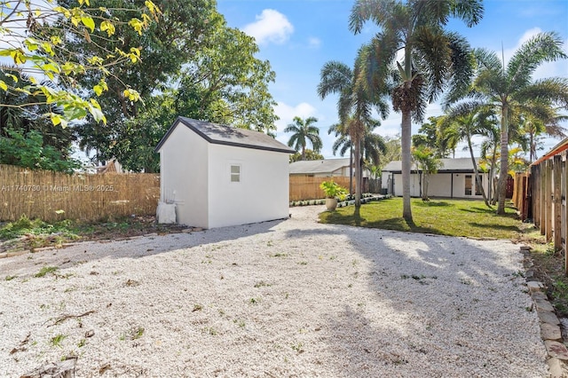 view of yard featuring a storage unit