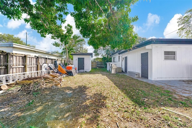 view of yard featuring a storage shed