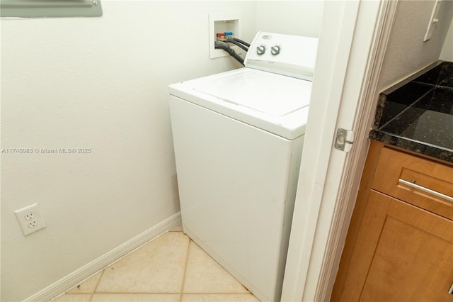 laundry room with washer / clothes dryer and light tile patterned floors