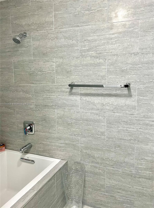 bathroom featuring tiled shower / bath combo